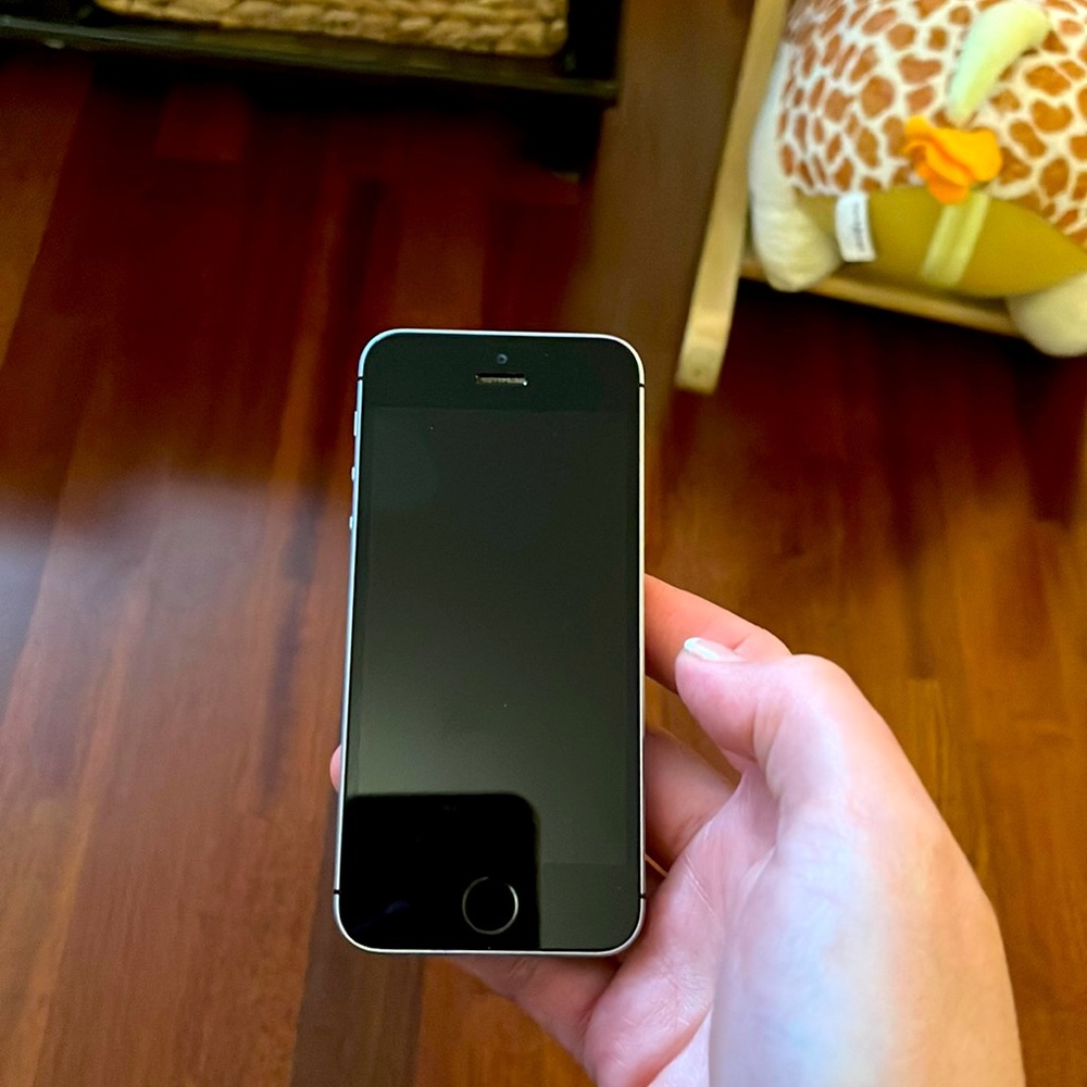 Apple iPhone 5se AT&T phone. Great condition. 16gb.